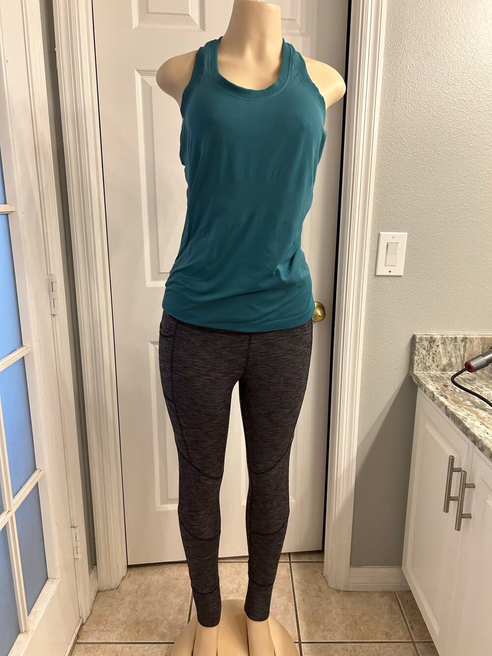 Athleta Workout Set Teal Tank & Gray Leggings med Activewear Outfit athleisure
